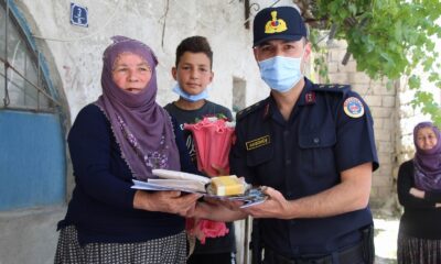 66 yaşındaki Fatma teyzenin dolandırıcılara kaptırdığı parayı jandarma teslim etti