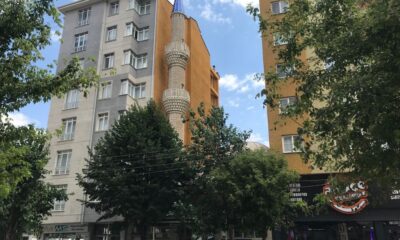 7 katlı binaların arasında kalan cami adeta görünmez oldu