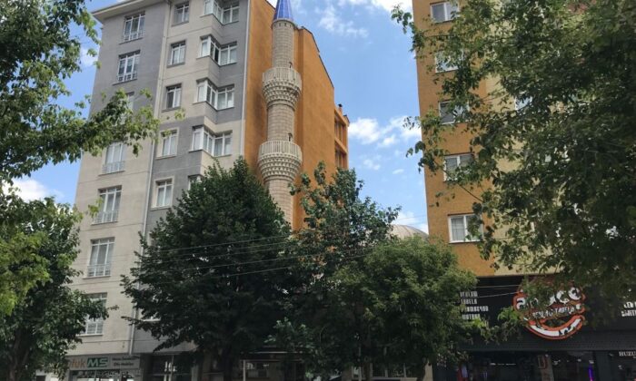 7 katlı binaların arasında kalan cami adeta görünmez oldu