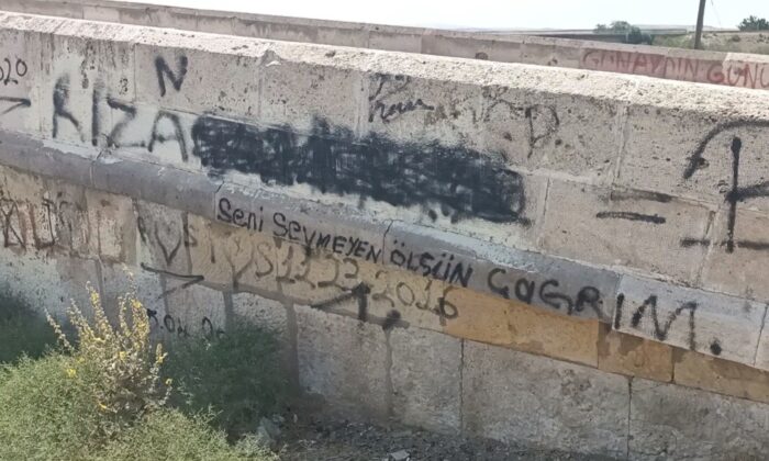 773 yıllık tarihi köprüyü sprey boyalarla tahrip ettiler