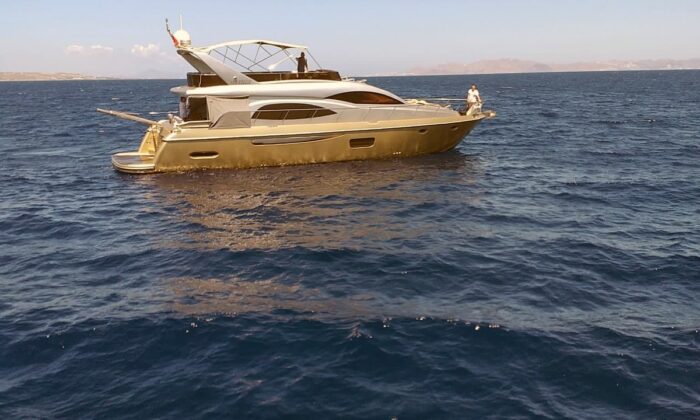 Açık denizde sürüklenen lüks yat kurtarıldı