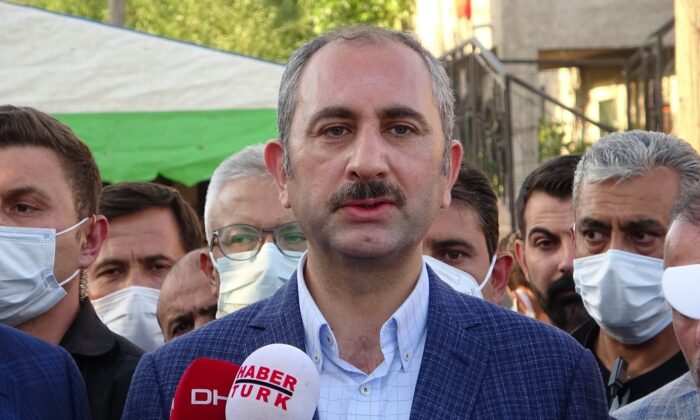 Adalet Bakanı Gül ve Kurtulmuş’tan katledilen ailenin yakınlarına taziye ziyareti