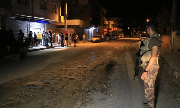 Adana’da bakkal önünde silahlı saldırı: 1 ölü, 1 yaralı