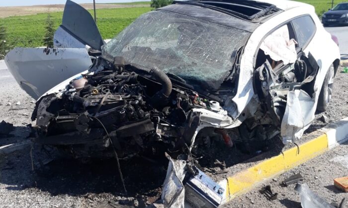 Afyonkarahisar’da otomobil bariyerlere çarptı: 3 ağır yaralı