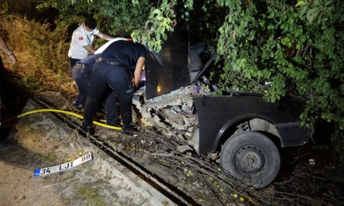 Ağaca çarpan otomobilde sıkışan genç sürücü 1 saatte kurtarıldı