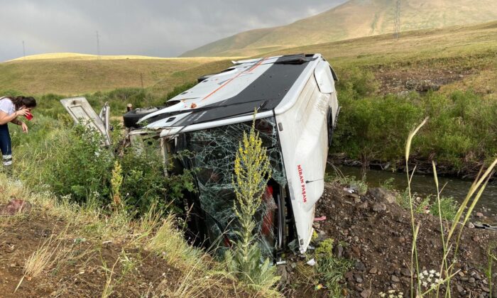Ağrı’da yolcu otobüsü devrildi: 27 yaralı