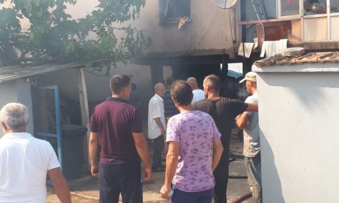 Ahırda çıkan yangın korkuttu, hayvanlar son anda kurtarıldı