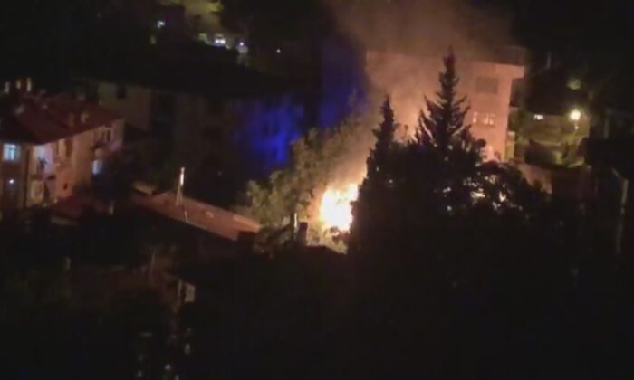 Ahşap evde çıkan yangın mahalle sakinlerini sokağa döktü