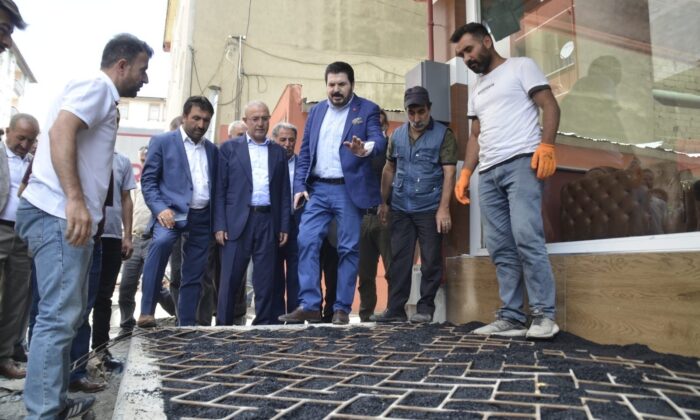 AK Parti Ağrı İl Yönetimi ve Başkan Sayan asfalt çalışmalarını yerinde inceledi