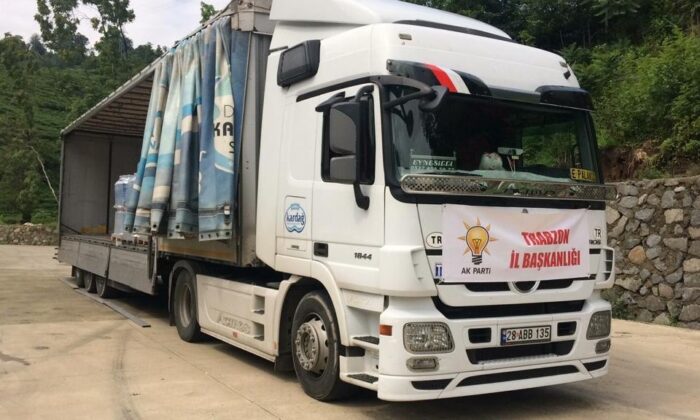 AK Parti İl Başkanlığı, Artvin ve Rize’deki sel bölgesine 4 tır su gönderdi