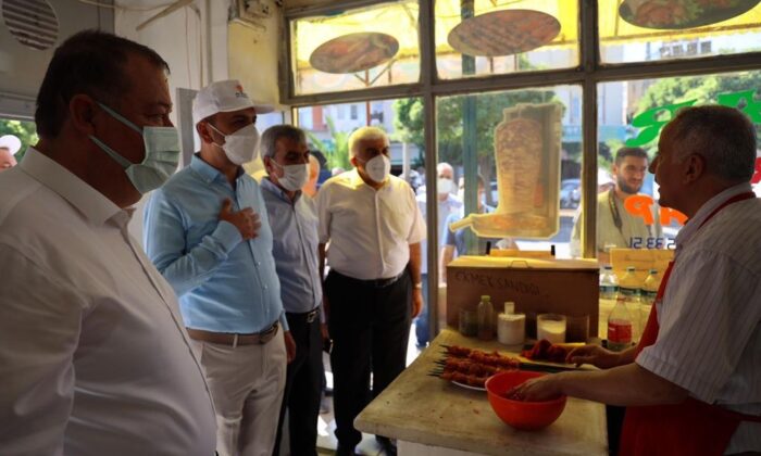 AK Parti teşkilatlarıyla esnaf ziyareti yaptı