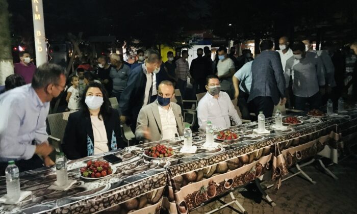 AK Parti’li Turan: “Düne kadar kendilerini solcu diye ifade edenler, Amerikan fonlarıyla basın çalışması yapıyor”