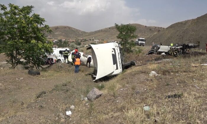Akaryakıt yüklü tanker 3 parçaya bölündü, Ankara-Samsun kara yolunda ulaşım 2 saat aksadı