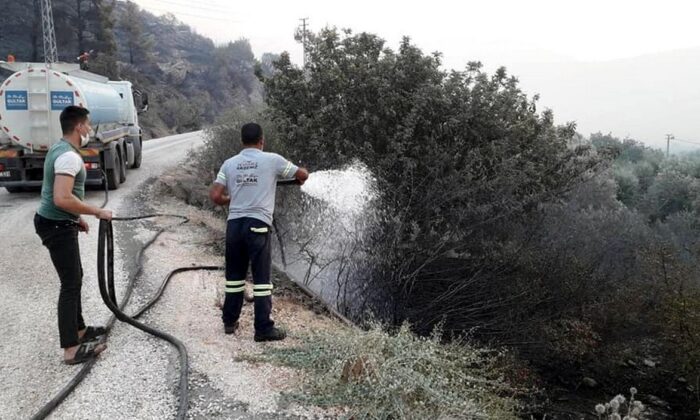 Akdeniz Belediyesi, yangın bölgesine arazözler ve personel gönderdi