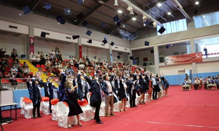 Akdeniz Üniversitesi’nin diş hekimleri mezun oldu