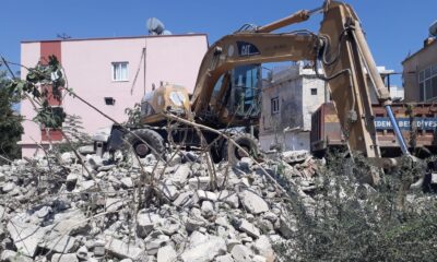 Akdeniz’de metruk binaların yıkımı sürüyor