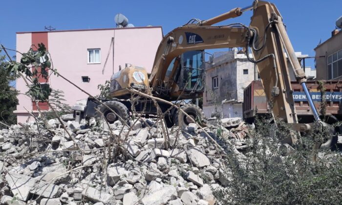 Akdeniz’de metruk binaların yıkımı sürüyor