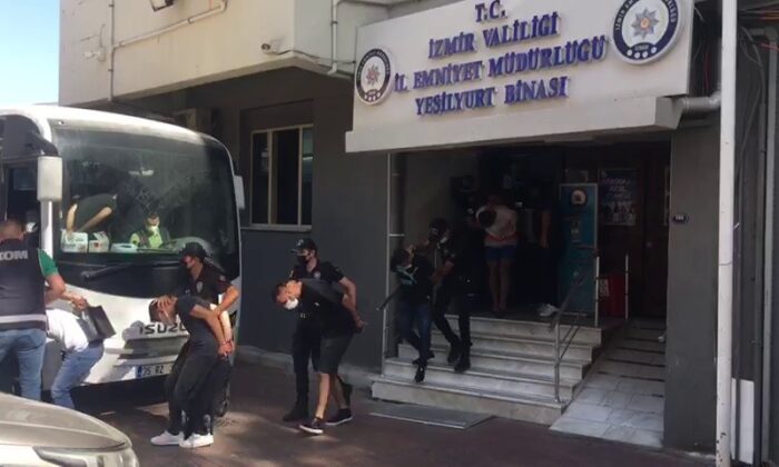 Alaçatı’da 1 kişinin öldüğü silahlı saldırıyla ilgili 10 tutuklama