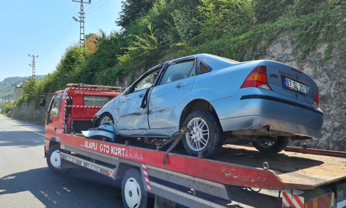 Alaplı’da kontrolden çıkan araç yan yattı