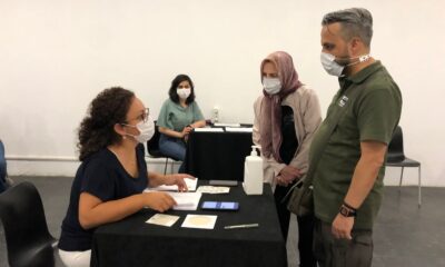 Alışveriş merkezinde gezerken aşı yaptırıyorlar