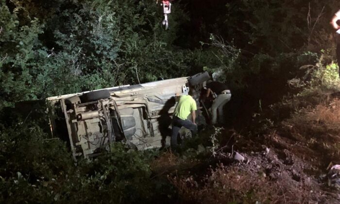 Amasya’da kontrolden çıkan kamyonet şarampole uçtu: 2 yaralı
