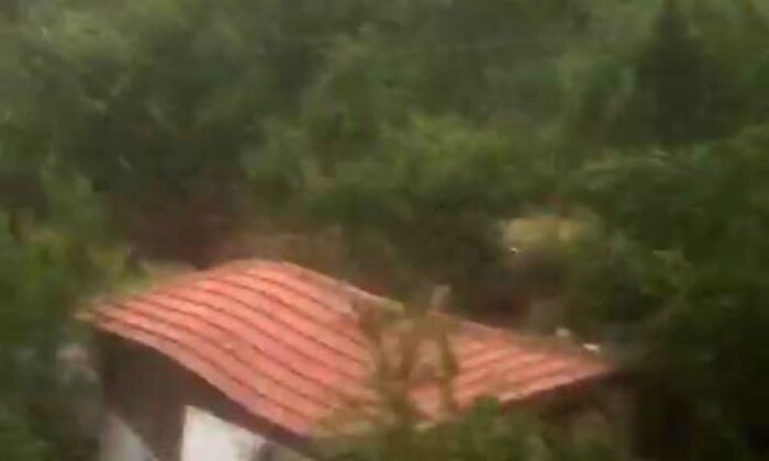 Amasya’da sel bir evi böyle yıktı