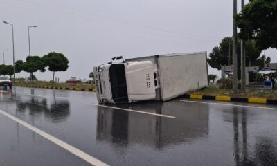 Ambalaj yüklü kamyonet devrildi