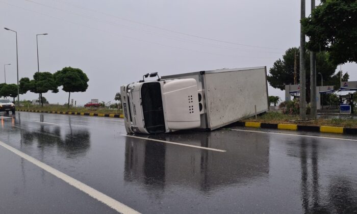 Ambalaj yüklü kamyonet devrildi