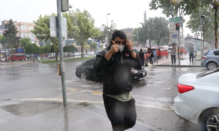 Aniden bastıran sağanak hayatı olumsuz etkiledi