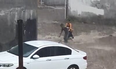 Aniden bastıran yağmur çocukları sürüklüyordu