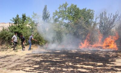 Anız yangınında alevlere ilk müdahaleyi polisler yaptı