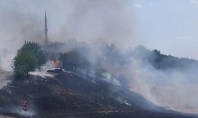 Anız yangınında saman balyaları küle döndü