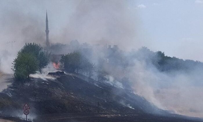 Anız yangınında saman balyaları küle döndü