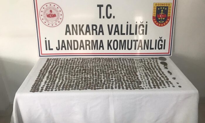 Ankara’da tarihi eser kaçakçılarına düzenlenen operasyonda 1016 sikke, at heykeli ve yüzük yakalandı