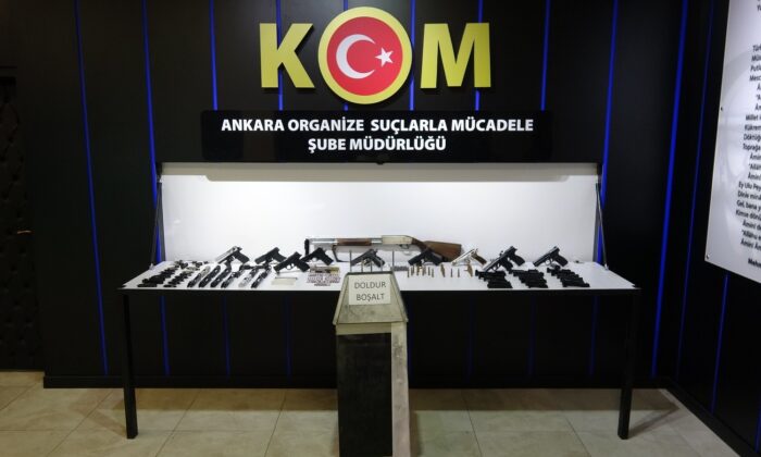 Ankara’da yasa dışı silah ticareti yapan 15 kişiye gözaltı