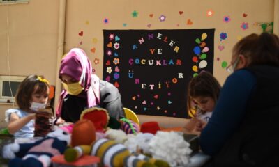 Anneler ve çocukları iş başında