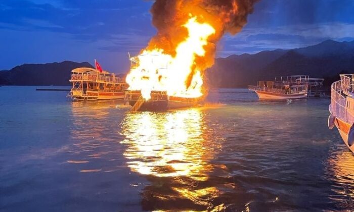 Antalya’da 17 metrelik tur teknesi alev alev yandı