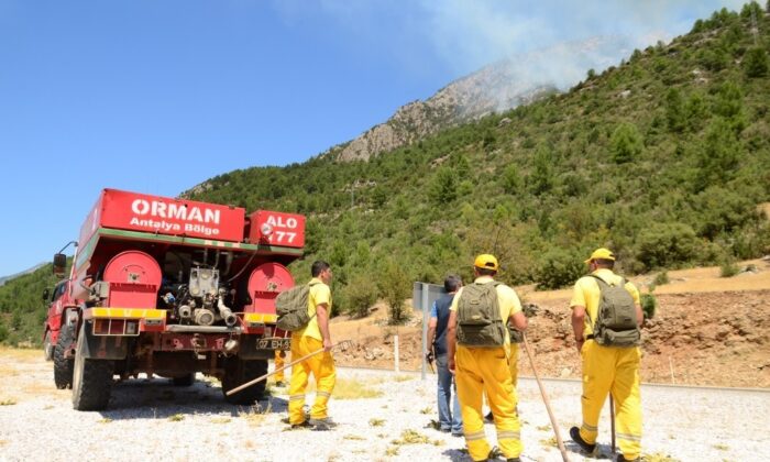 Antalya’da 25 hektarlık ormanın yandığı bölgede soğutma çalışmaları devam ediyor