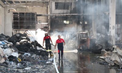 Antalya’da alev alev yanan plastik fabrikasından geriye küle dönmüş yığınlar kaldı