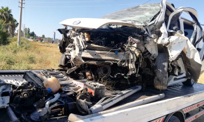 Antalya’da feci kaza: Baba öldü anne ve 2 çocuğu yaralandı