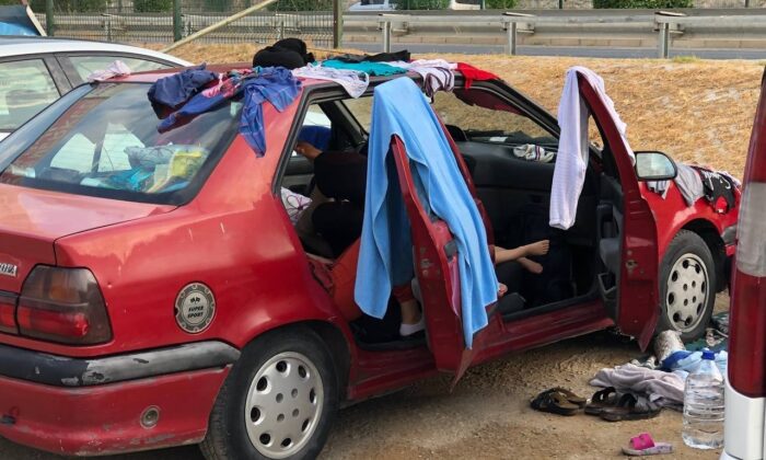Antalya’da halk plajını çadır kente çevirdiler, trafiği kilitlediler