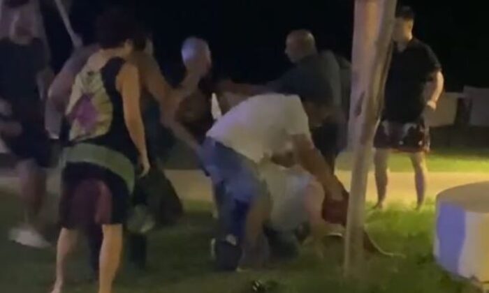 Antalya’da ‘niye baktın’ kavgasında yumruklar konuştu