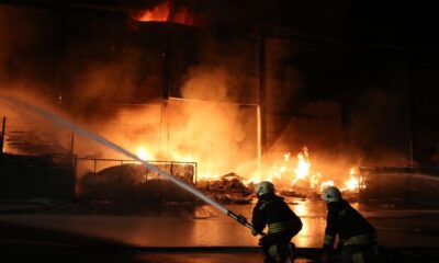 Antalya’da plastik fabrikasında yangın devam ediyor