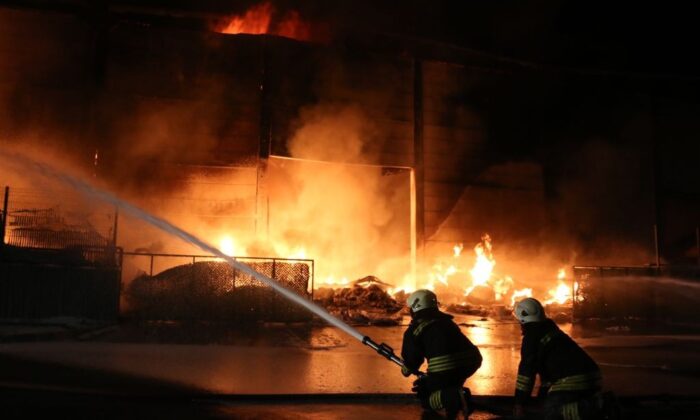 Antalya’da plastik fabrikasında yangın devam ediyor