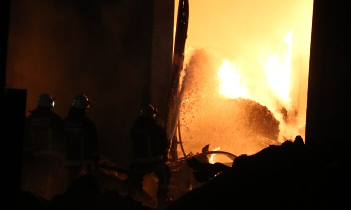 Antalya’da plastik fabrikasındaki yangın kontrol altına alındı