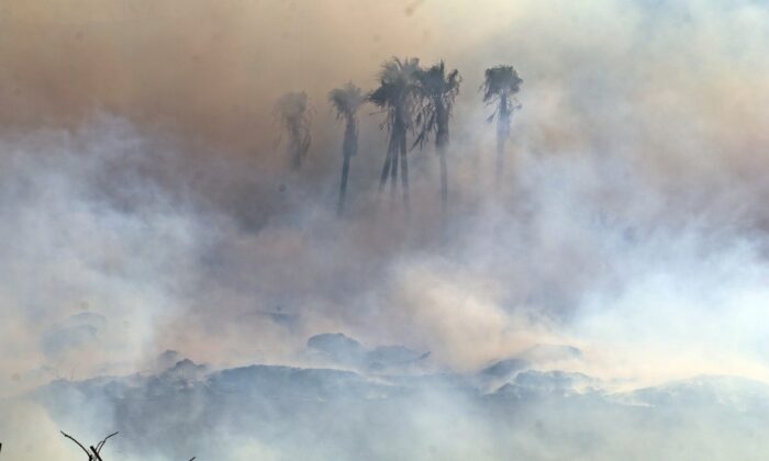 Antalya’daki moloz yangınında gökyüzü bulutla kaplandı, güneş kızıla döndü