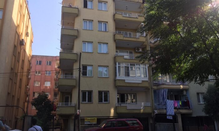 Apartmanın havalandırma boşluğunda komşularının cesedini buldular