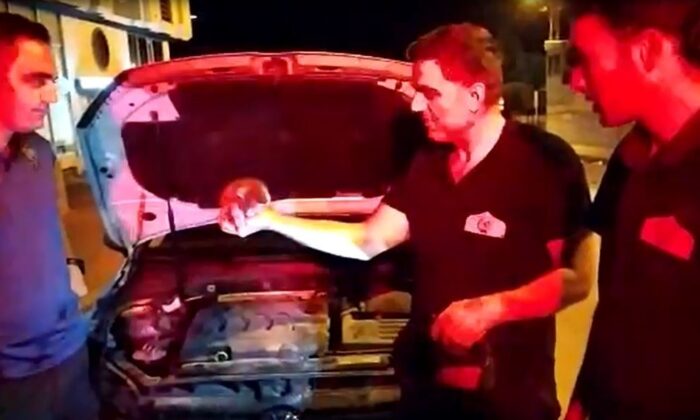 Aracın motor bölümüne giren kediyi polis sahiplendi