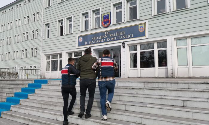 Ardahan’da çeşitli suçlardan aranan 23 zanlı yakalanarak cezaevine gönderildi