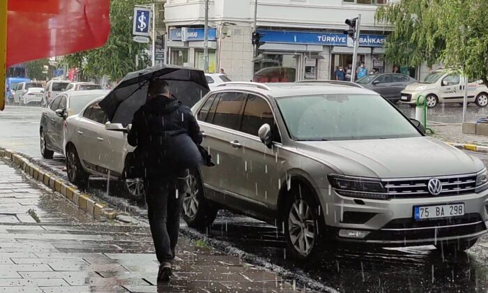 Ardahan’da kısa süreli dolu yağışı etkili oldu
